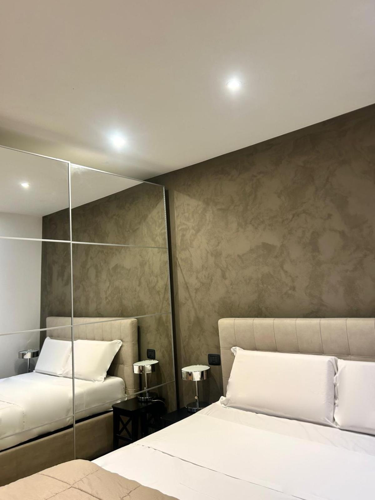 Leonardo Duplex Apartment Milan Bagian luar foto